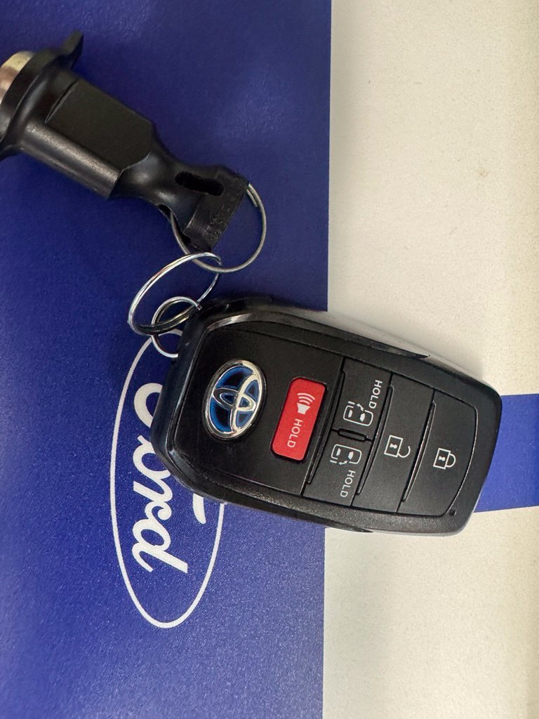 Used 2025 Toyota Sienna LE FWD image 12