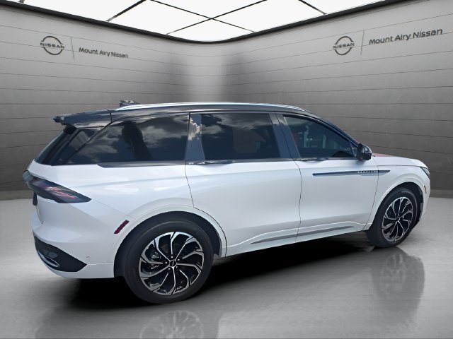 Used 2024 Lincoln Nautilus Reserve AWD/4WD image 4