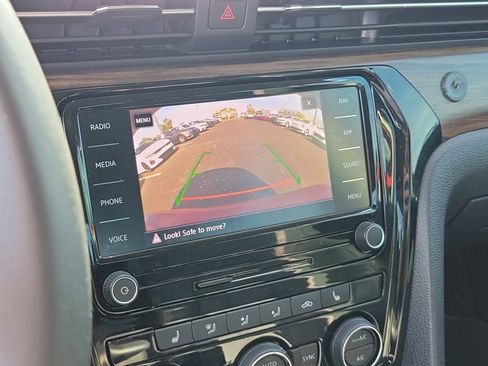 Certified 2022 Volkswagen Passat 2.0T image 26