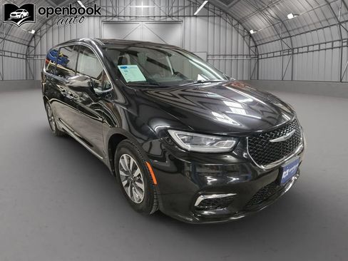 Used 2023 Chrysler Pacifica Limited FWD image 3