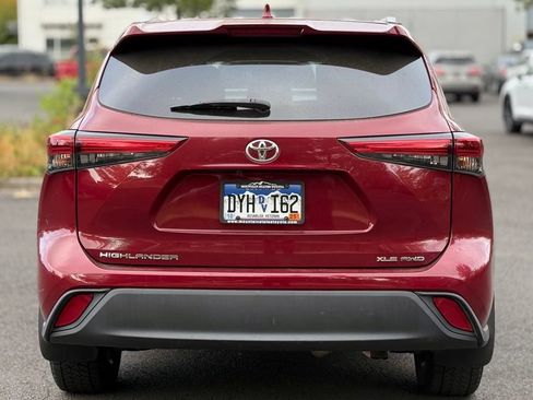 Used 2020 Toyota Highlander XLE AWD/4WD image 4