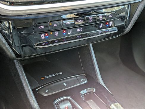 Used 2022 Chevrolet Bolt EUV LT w/ Convenience Package FWD image 22