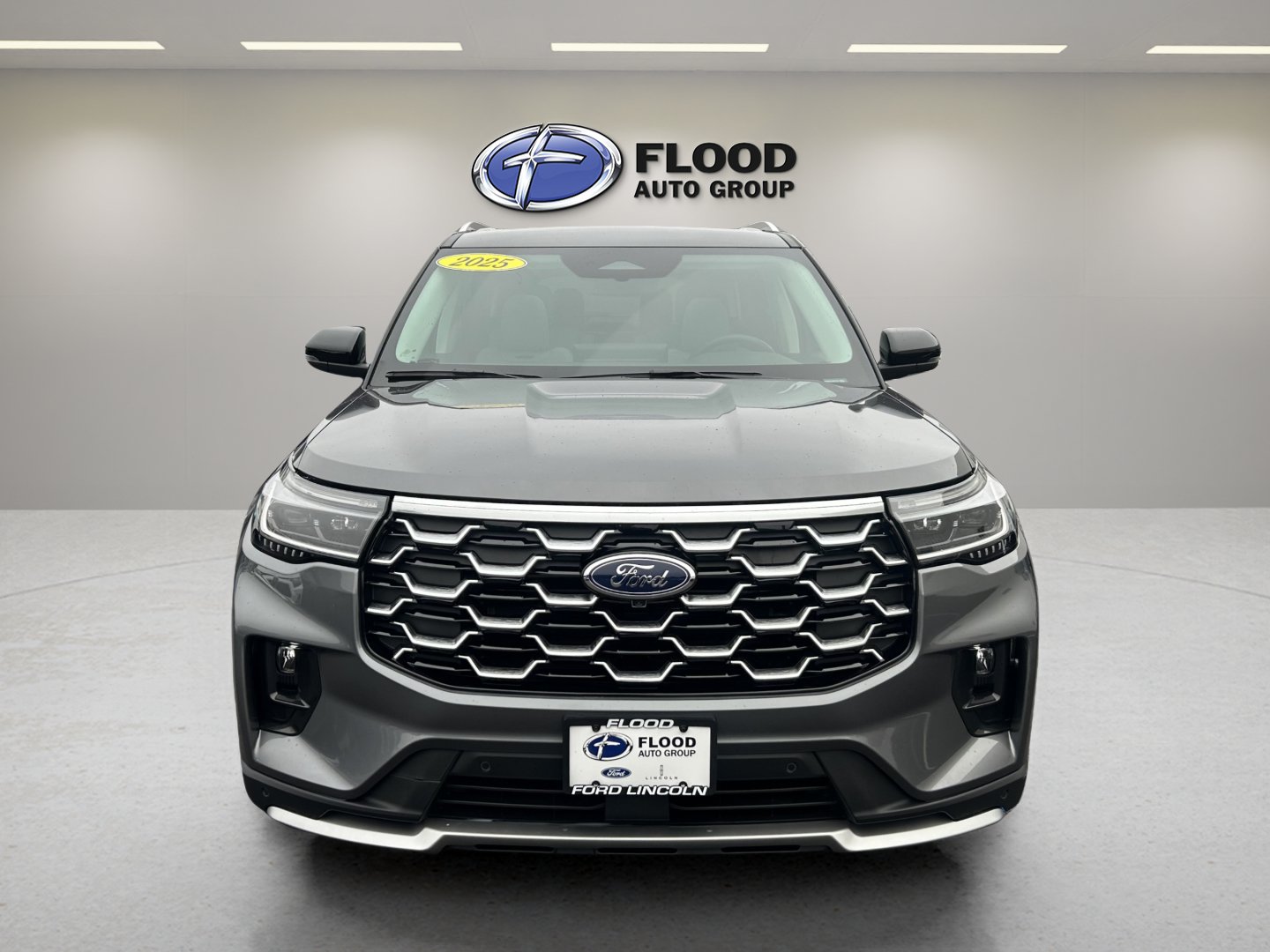 Used 2025 Ford Explorer Platinum w/ Ultimate Package AWD/4WD image 2