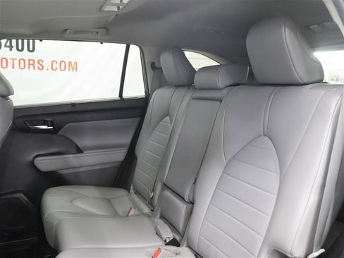 Used 2021 Toyota Highlander XLE AWD/4WD image 16