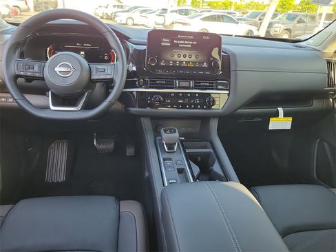 New 2025 Nissan Pathfinder Platinum image 4