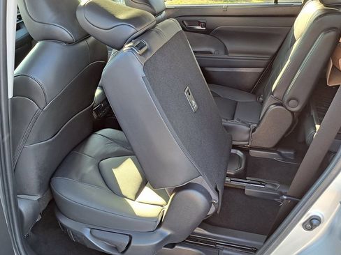 Used 2022 Toyota Highlander XLE image 36