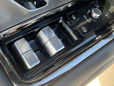 Used 2025 Land Rover Range Rover Sport SE image 32