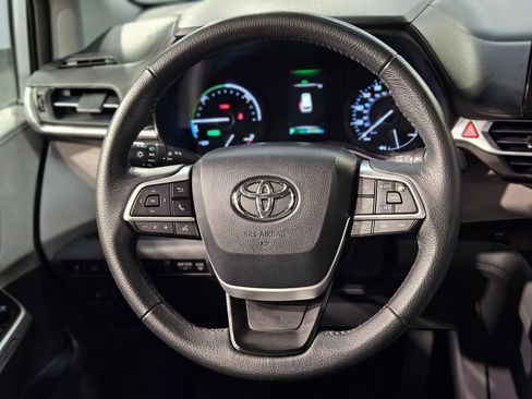 Used 2022 Toyota Sienna XLE image 27