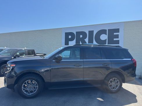 Used 2025 Ford Expedition Active RWD image 2
