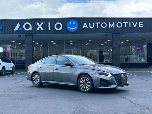 Used 2024 Nissan Altima 2.5 SV FWD image 1