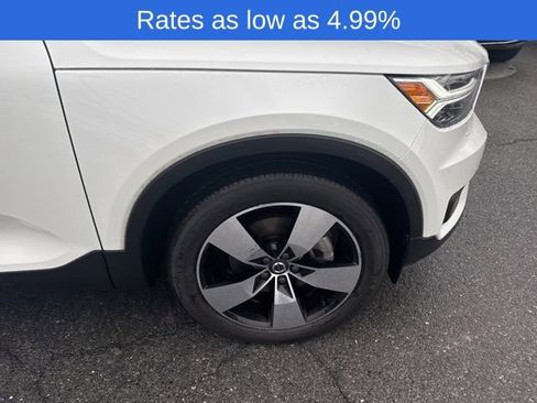 Certified 2022 Volvo XC40 T5 Momentum image 2