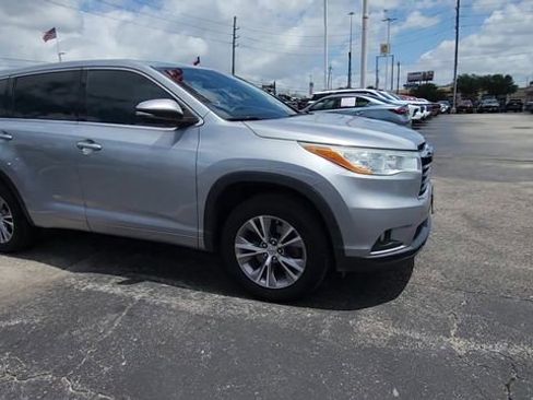 Used 2014 Toyota Highlander Plus FWD image 2