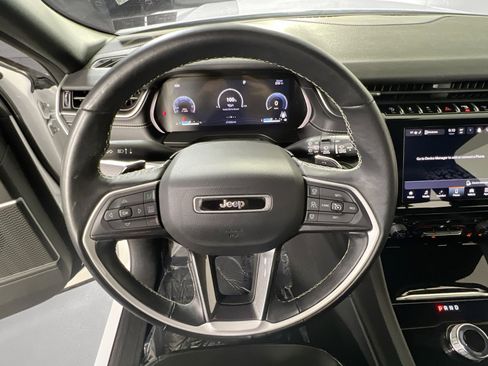 Used 2022 Jeep Grand Cherokee Altitude image 11