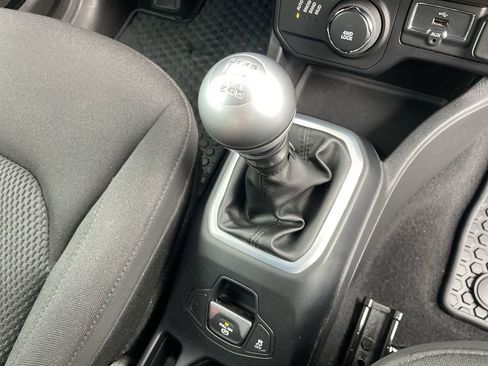 Used 2018 Jeep Renegade Altitude AWD/4WD image 25