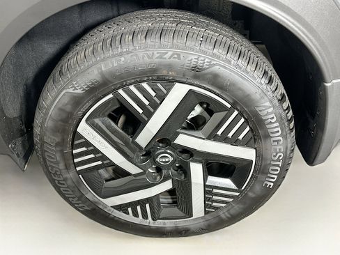 Used 2025 Nissan Kicks SV image 11