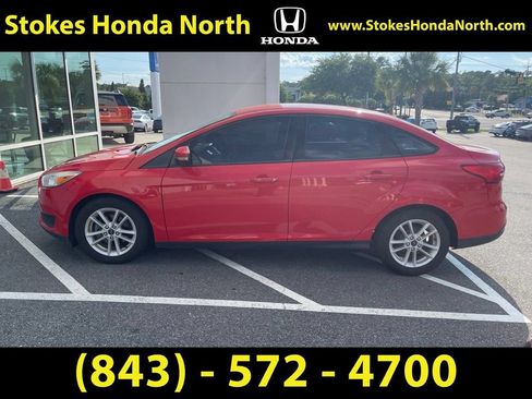 Used 2017 Ford Focus SE FWD image 3