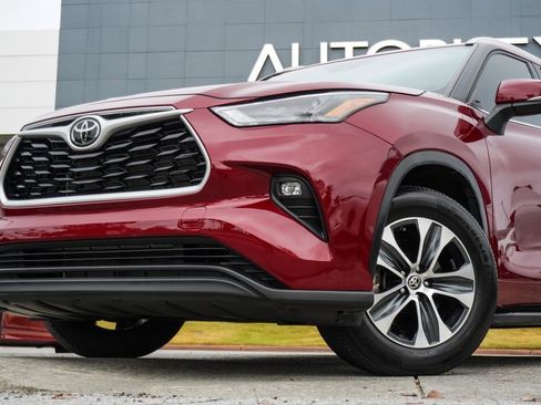 Used 2023 Toyota Highlander XLE image 2