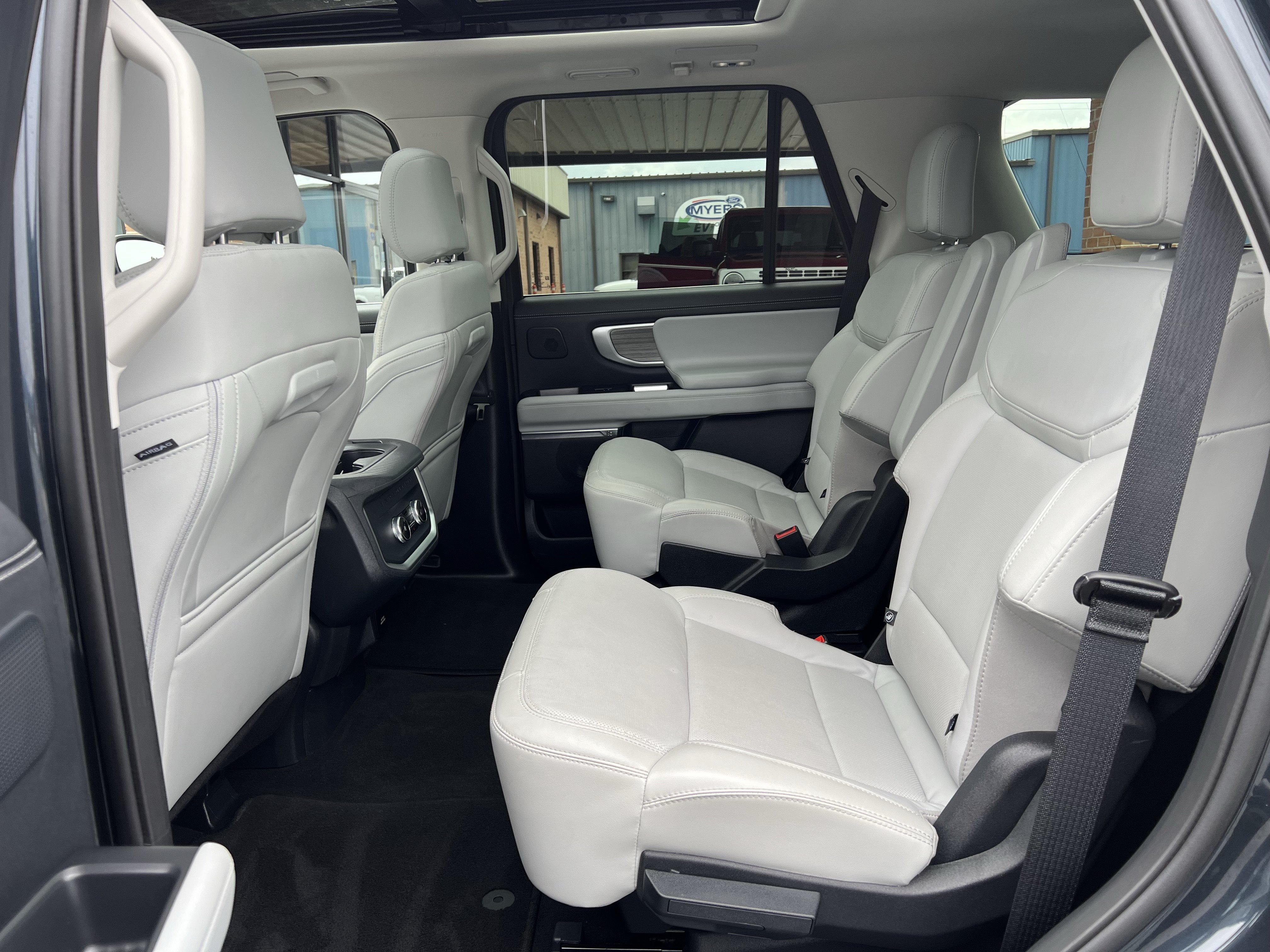 Used 2025 Ford Expedition Platinum w/ Driver's Package AWD/4WD image 21