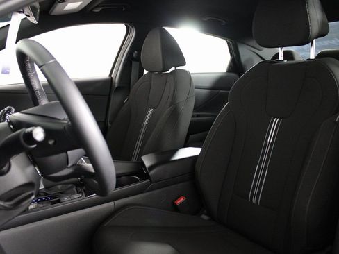 Certified 2025 Hyundai Elantra SEL image 18