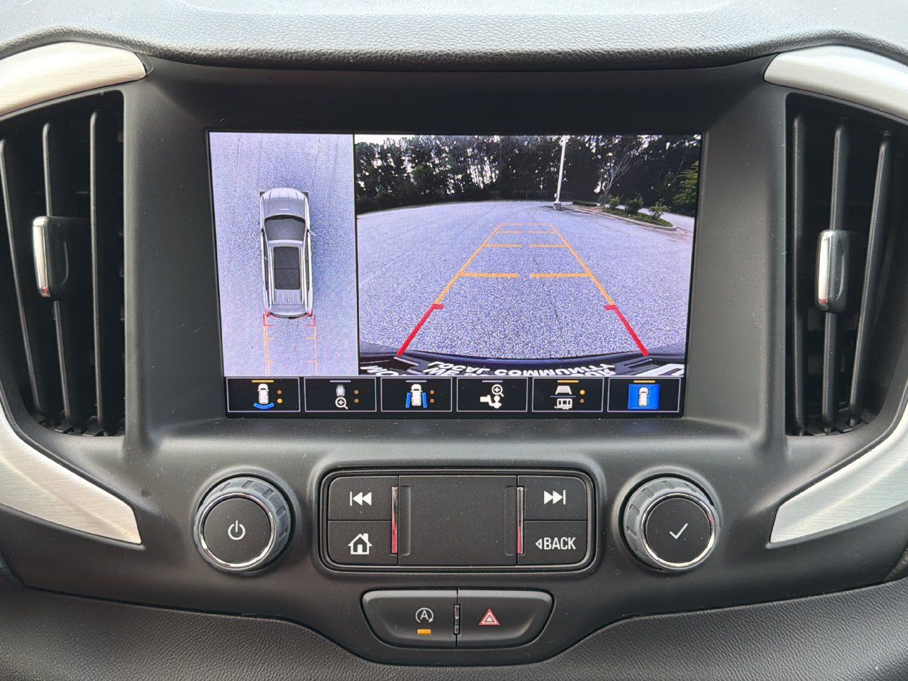 Used 2023 GMC Terrain SLT w/ Infotainment Package II FWD image 3