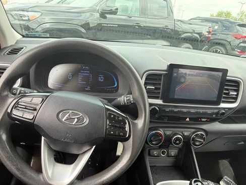 Used 2023 Hyundai Venue SE FWD image 11