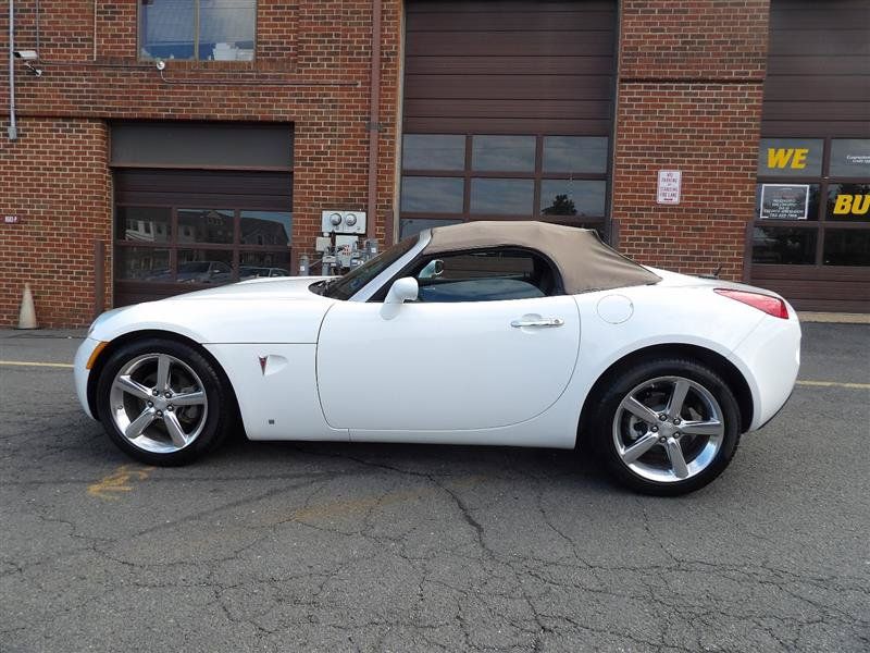 Used 2009 Pontiac Solstice Convertible RWD image 2