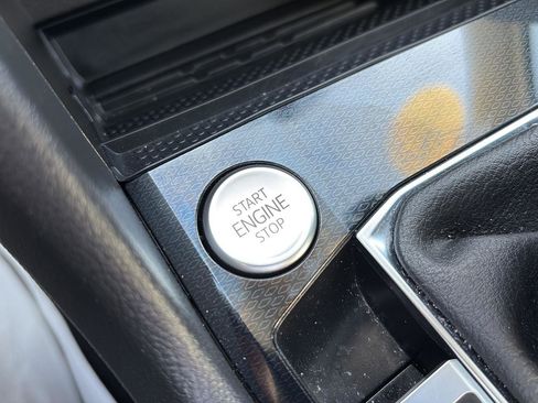 Certified 2025 Volkswagen Taos SE image 25