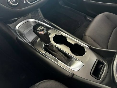 Used 2017 Chevrolet Malibu LT FWD image 18