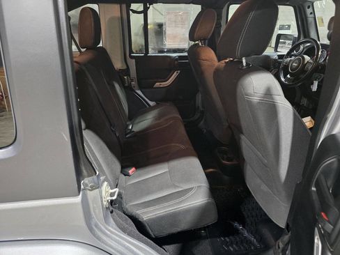 Used 2017 Jeep Wrangler Unlimited Sahara w/ Connectivity Group image 32