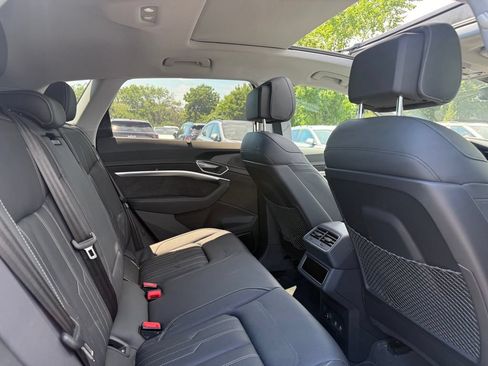 Used 2019 Audi e-tron Prestige w/ Prestige Package AWD/4WD image 8
