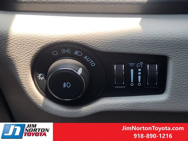 Used 2024 Chrysler Pacifica Touring-L FWD image 22