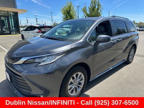 Used 2025 Toyota Sienna XLE FWD image 2