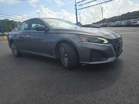 Used 2025 Nissan Altima 2.5 SV FWD image 3