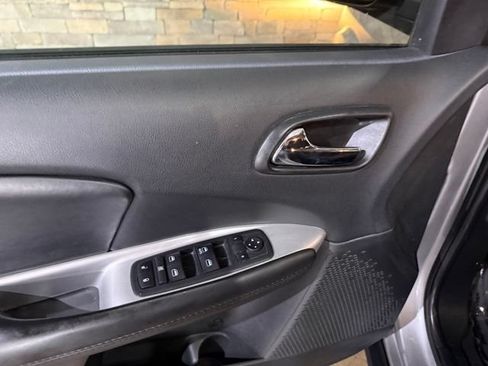Used 2018 Dodge Journey SE w/ Blacktop Package FWD image 12