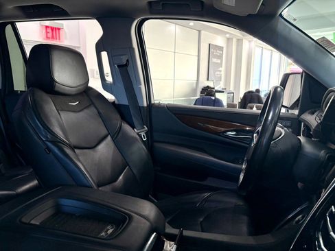 Used 2020 Cadillac Escalade Luxury w/ Escalade Sport Edition image 19