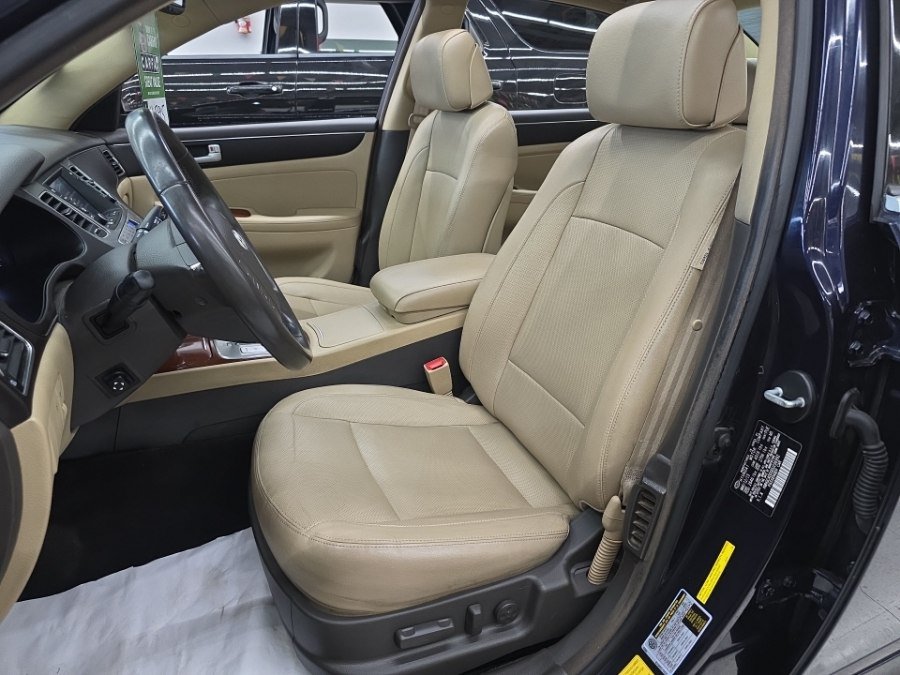 Used 2013 Hyundai Genesis 3.8 w/ Premium Pkg RWD image 11