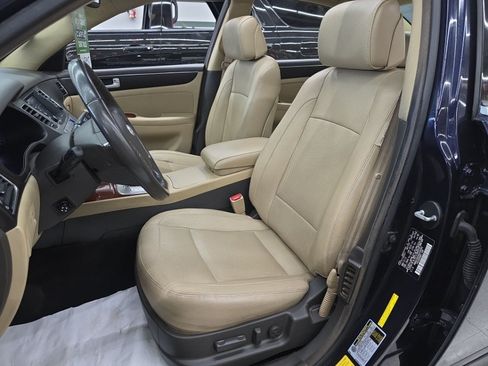 Used 2013 Hyundai Genesis 3.8 w/ Premium Pkg RWD image 11