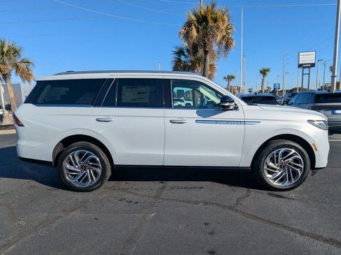 New 2026 Lincoln Navigator Reserve AWD/4WD image 3
