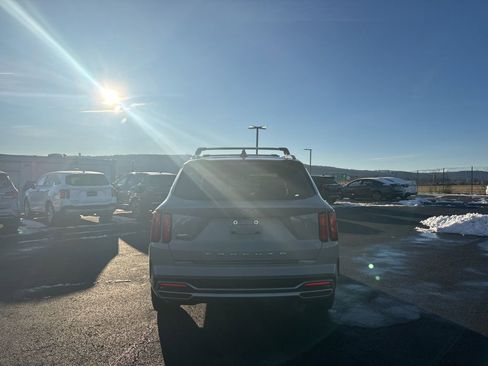 Certified 2022 Kia Sorento SX image 4