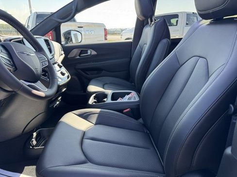 New 2026 Chrysler Pacifica Select image 9