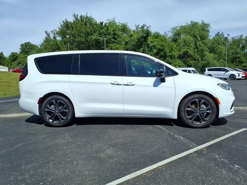 New 2026 Chrysler Pacifica Select FWD image 8