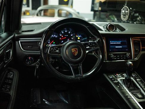 Used 2018 Porsche Macan AWD/4WD image 15