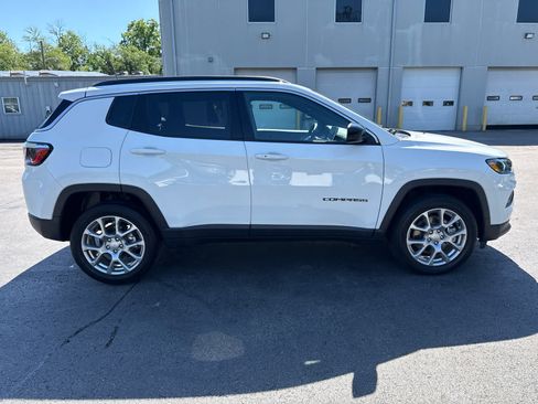 Used 2024 Jeep Compass Latitude AWD/4WD image 2
