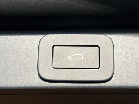 Used 2025 Land Rover Range Rover Autobiography image 13