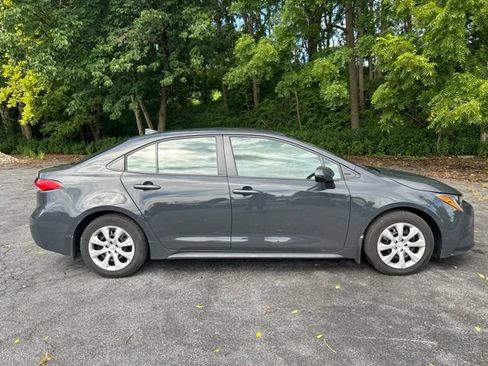 Used 2025 Toyota Corolla LE FWD image 2