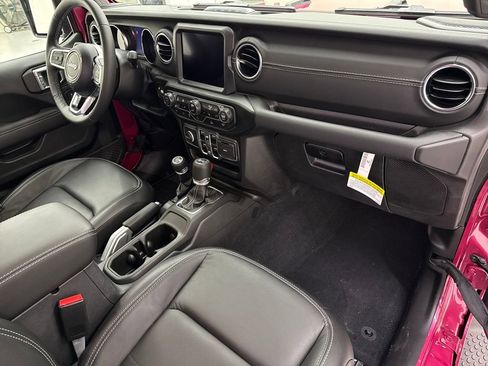 Used 2022 Jeep Wrangler Unlimited Sahara w/ Cold Weather Group image 22