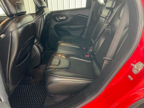 Used 2019 Jeep Cherokee Trailhawk w/ Cold Weather Group AWD/4WD image 17
