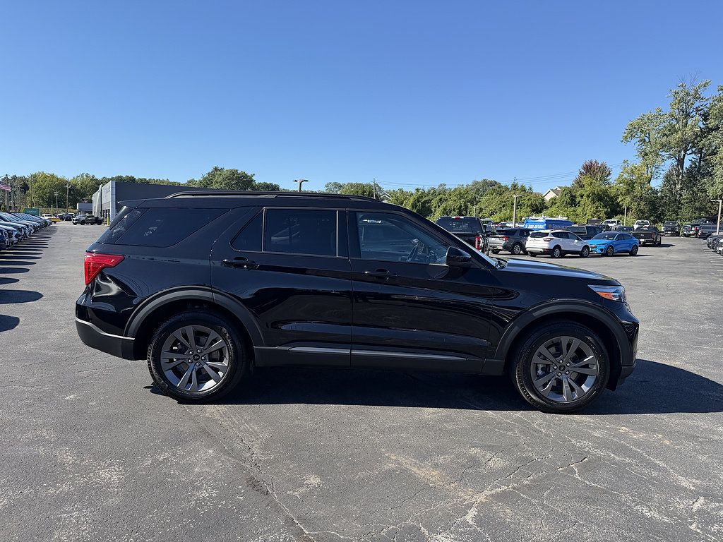 Certified 2022 Ford Explorer XLT w/ Equipment Group 202A AWD/4WD image 7