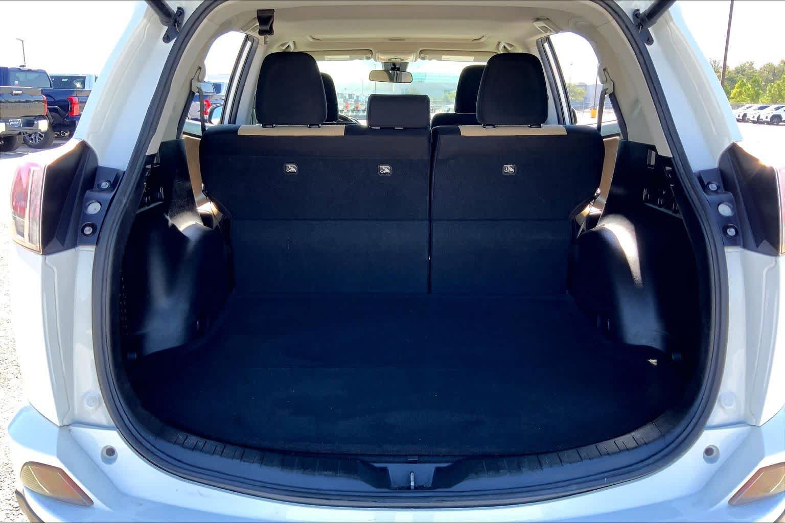 Used 2018 Toyota RAV4 XLE FWD image 34