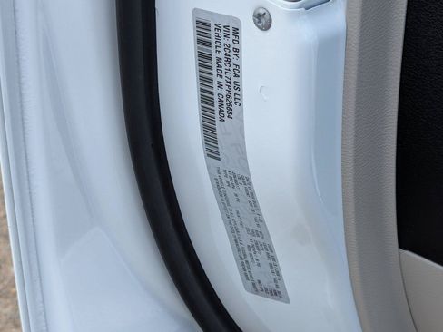 Used 2023 Chrysler Pacifica Touring-L FWD image 43